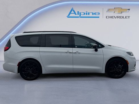 Used 2025 Chrysler Pacifica Limited FWD image 6