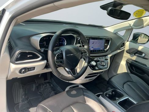 Used 2024 Chrysler Pacifica Limited FWD image 11