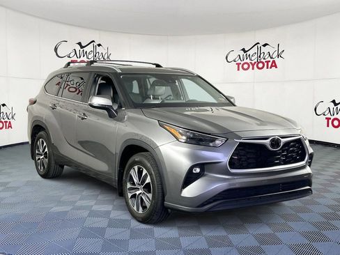 Used 2025 Toyota Highlander XLE FWD image 3