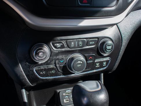 Used 2018 Jeep Cherokee Latitude Plus image 23