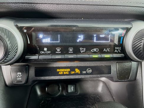 Used 2021 Toyota RAV4 LE FWD image 21
