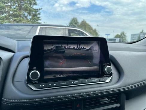 Used 2025 Nissan Rogue S AWD/4WD image 24