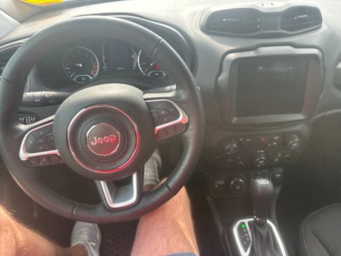 Used 2023 Jeep Renegade Latitude w/ Premium Group AWD/4WD image 11