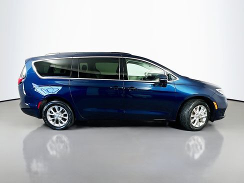 Used 2022 Chrysler Pacifica Touring-L AWD/4WD image 8