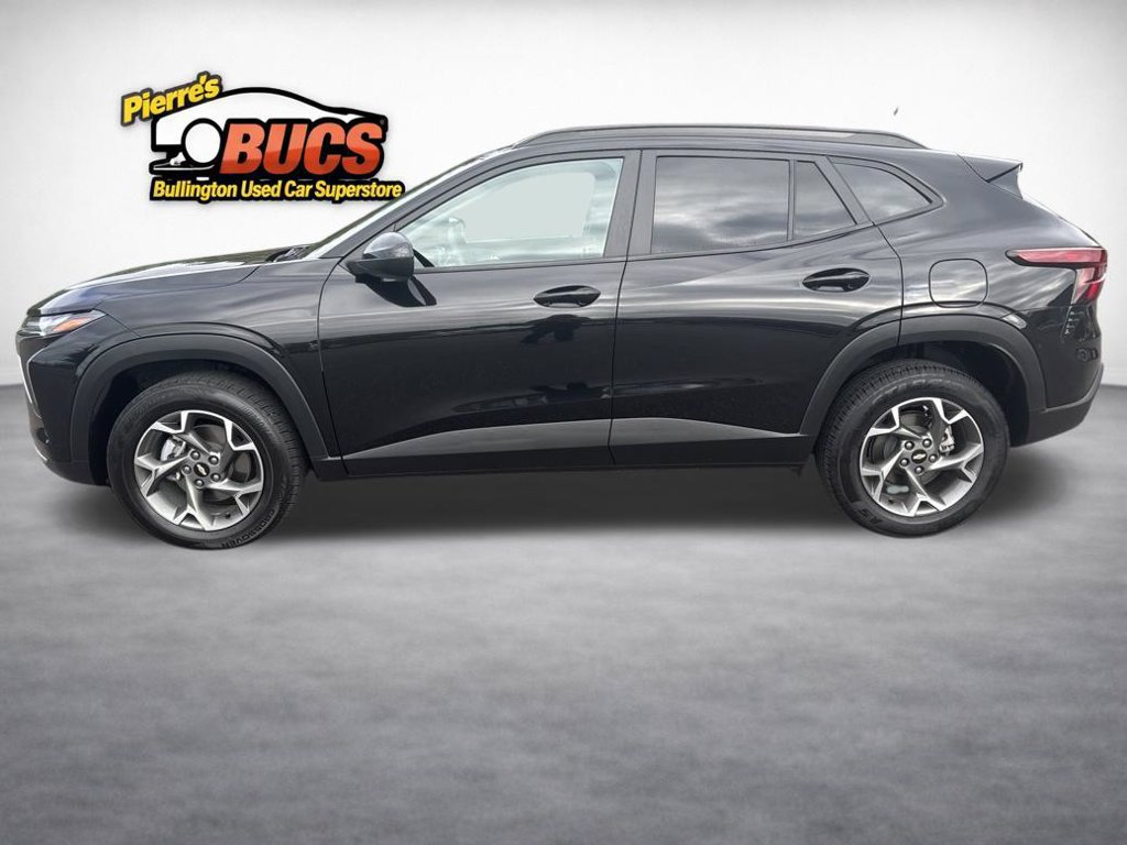 Used 2025 Chevrolet Trax LT FWD image 2