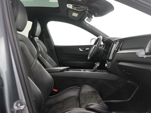 Used 2018 Volvo XC60 T6 R-Design w/ Convenience Package image 11