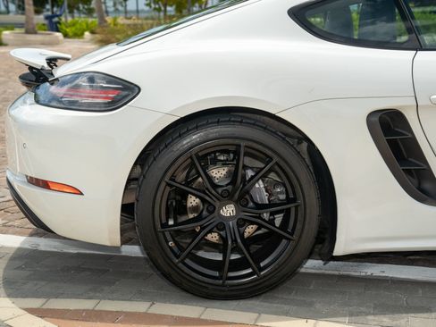 Used 2018 Porsche 718 Cayman RWD image 12