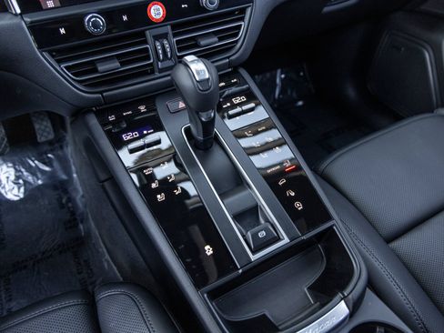 Certified 2026 Porsche Macan AWD/4WD image 44