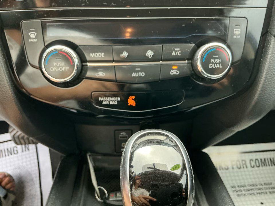 Used 2017 Nissan Rogue SV w/ SV Premium Package FWD image 17