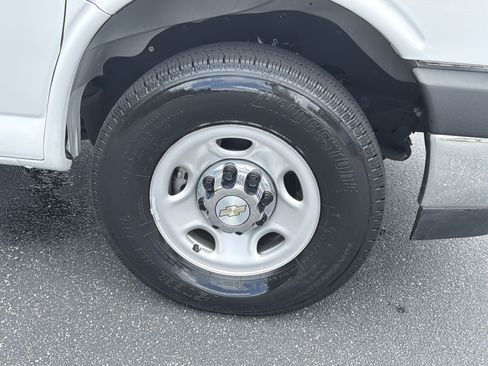 Used 2022 Chevrolet Express 2500 LT RWD image 12