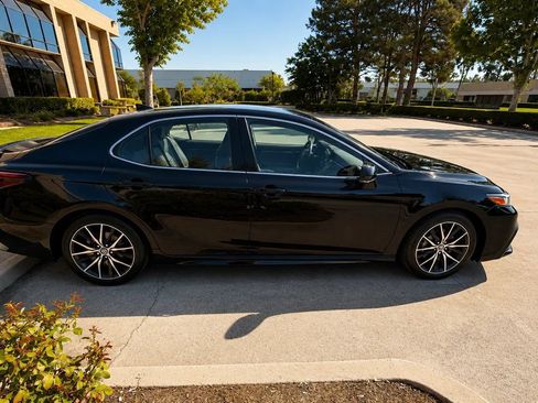 Used 2023 Toyota Camry SE w/ Convenience Package FWD image 5