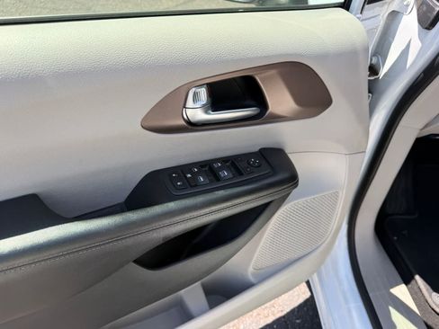 Used 2022 Chrysler Voyager LX FWD image 9