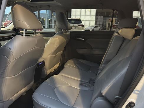 Certified 2022 Toyota Highlander XLE image 9