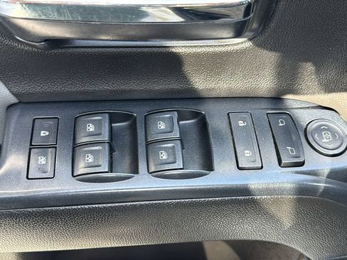 Used 2018 Chevrolet Silverado 1500 Custom w/ Custom Value Package AWD/4WD image 19