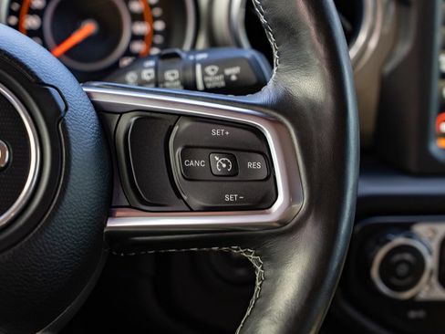 Used 2018 Jeep Wrangler Unlimited Sahara AWD/4WD image 16