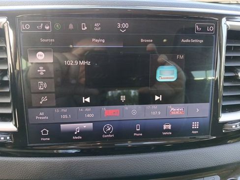 Used 2023 Chrysler Pacifica Touring-L image 34