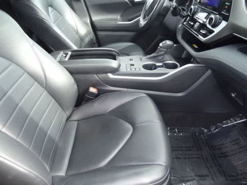 Used 2023 Toyota Highlander XLE FWD image 18