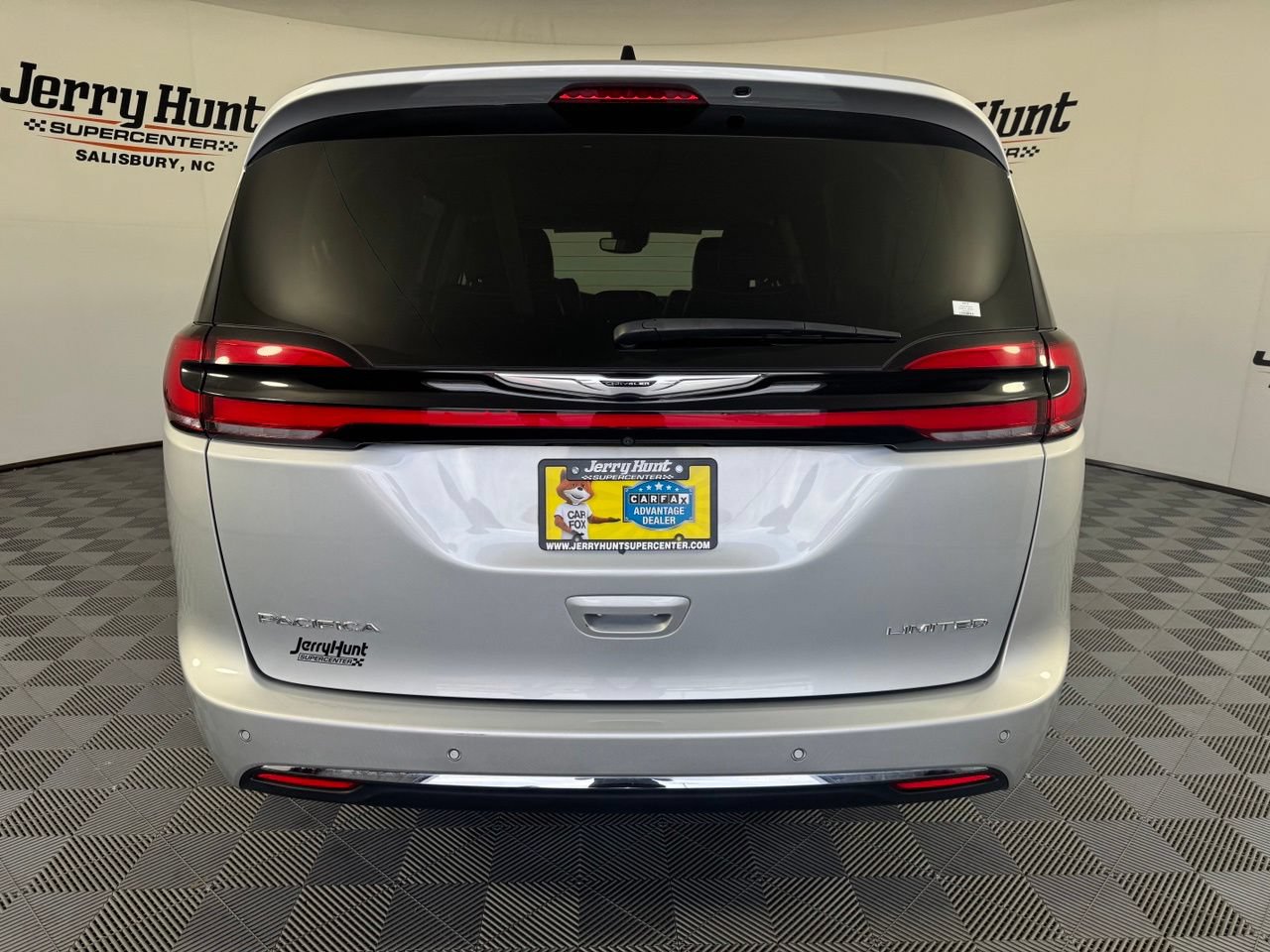 Used 2024 Chrysler Pacifica Limited FWD image 7
