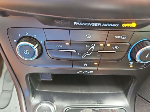 Used 2015 Ford Focus SE w/ SE Sport Package FWD image 29