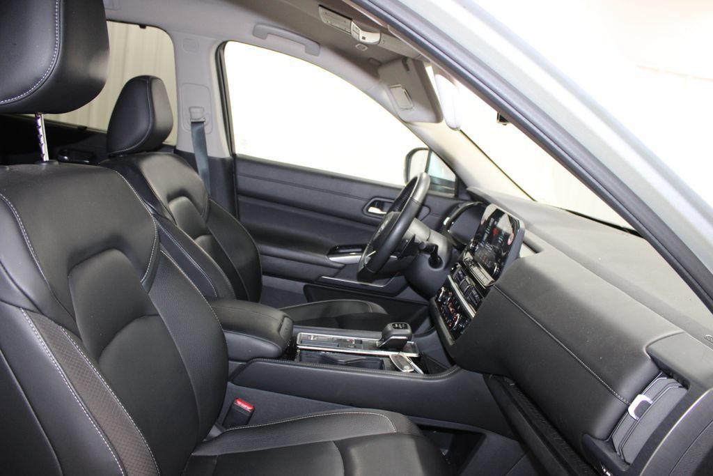 Used 2025 Nissan Pathfinder SL FWD image 23