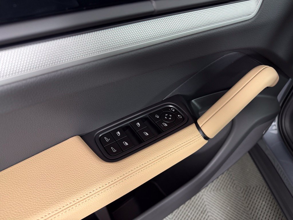 Certified 2026 Porsche Cayenne AWD/4WD image 21