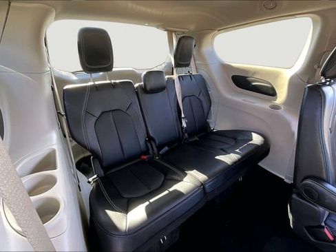 Used 2024 Chrysler Pacifica Touring-L image 18