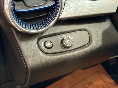 Used 2024 Chevrolet Trax LT w/ Sunroof Package image 11