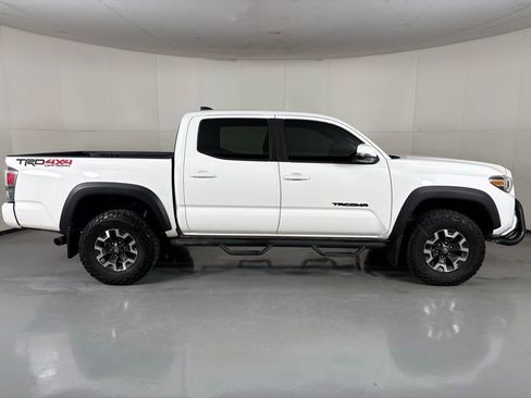 Used 2020 Toyota Tacoma TRD Off-Road w/ Technology Package image 9