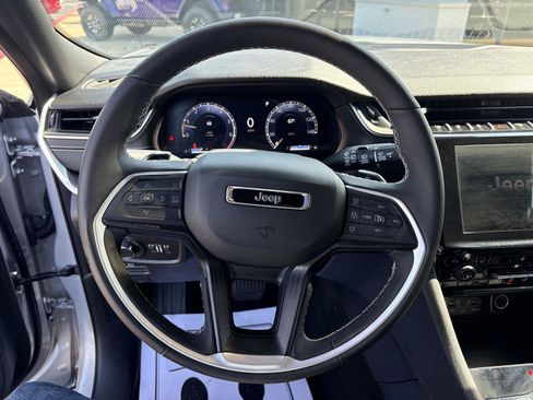 Used 2025 Jeep Grand Cherokee Altitude AWD/4WD image 17