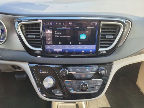 Used 2023 Chrysler Pacifica Touring-L FWD image 19