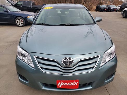 Used 2011 Toyota Camry LE image 2