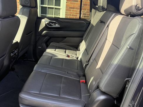 Used 2023 Chevrolet Suburban LT w/ Luxury Package image 18