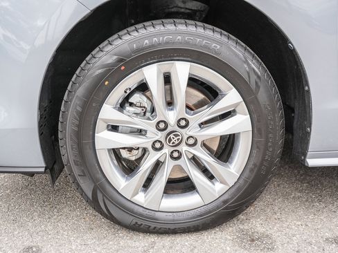 Used 2023 Toyota Sienna XLE Woodland Edition image 11