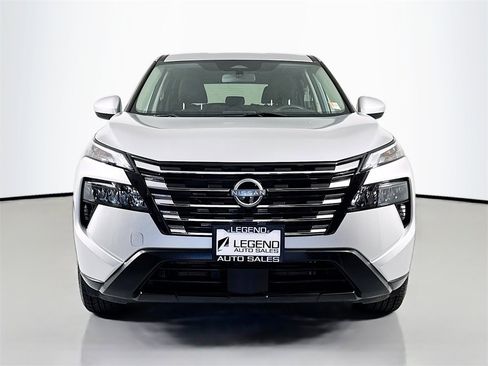 Used 2024 Nissan Rogue SV image 2