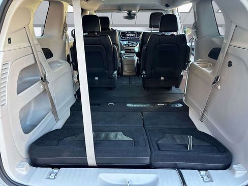 Used 2024 Chrysler Pacifica Touring-L image 17