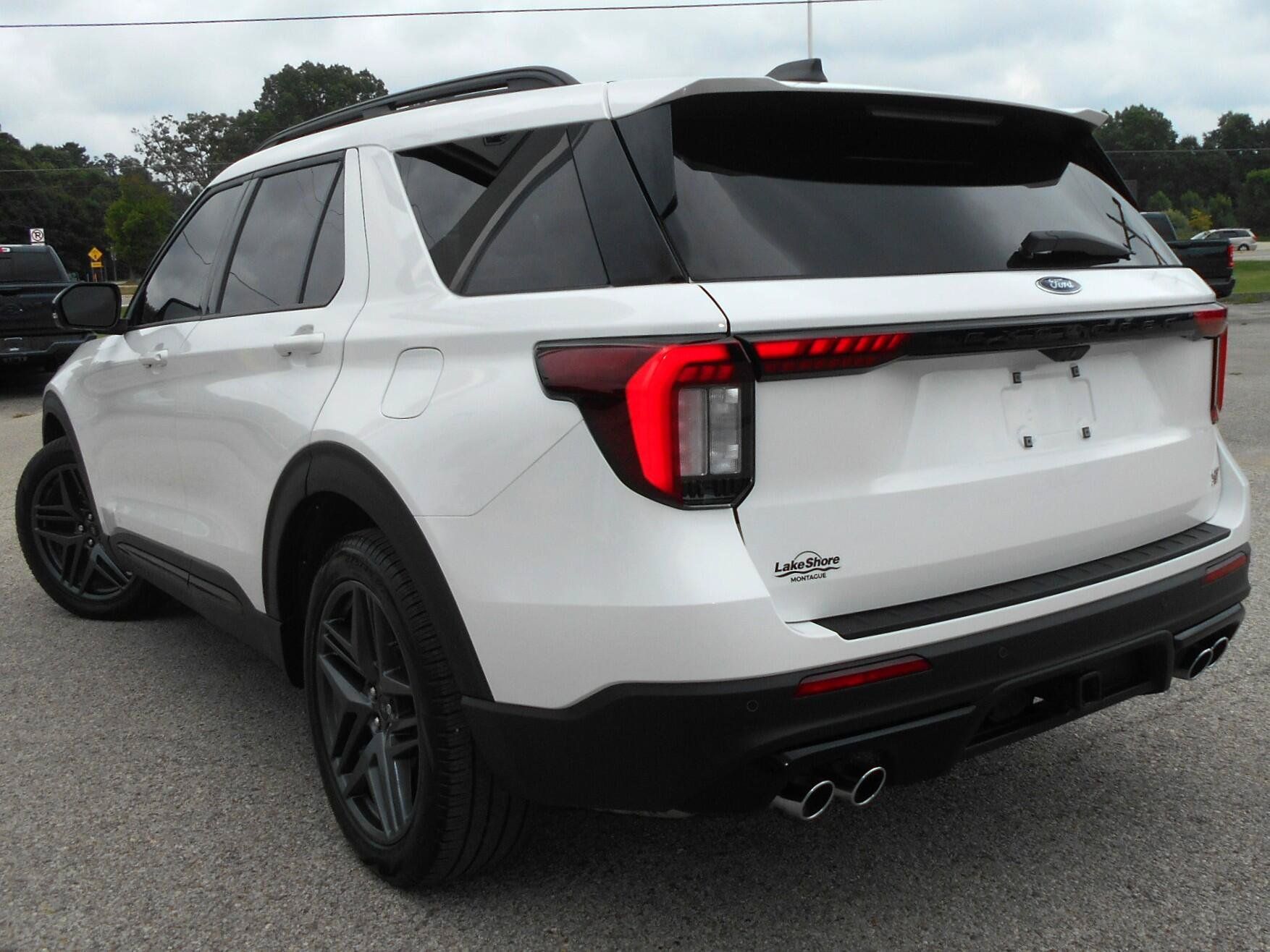 Used 2025 Ford Explorer ST AWD/4WD image 3