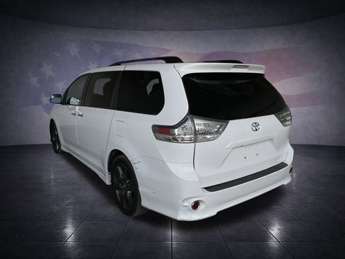 Used 2017 Toyota Sienna SE w/ Cargo Management Package image 3