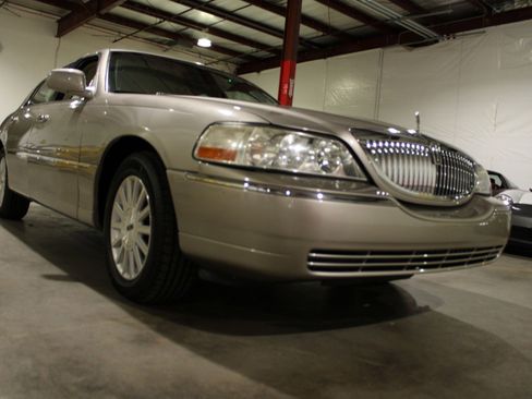 Used 2003 Lincoln Town Car Executive image 25