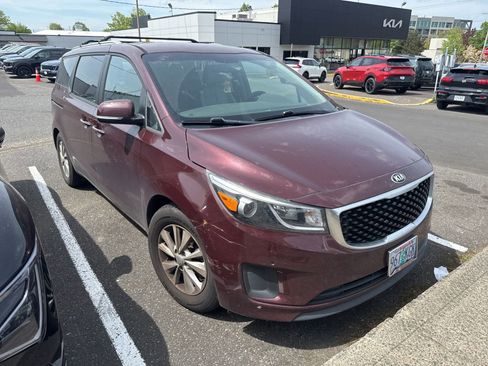 Used 2017 Kia Sedona LX w/ LX Essentials Premium Package FWD image 1