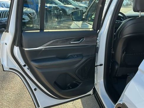 Used 2024 Jeep Grand Cherokee Limited image 22