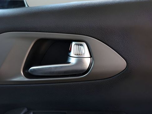 Used 2025 Chrysler Pacifica Select FWD image 69