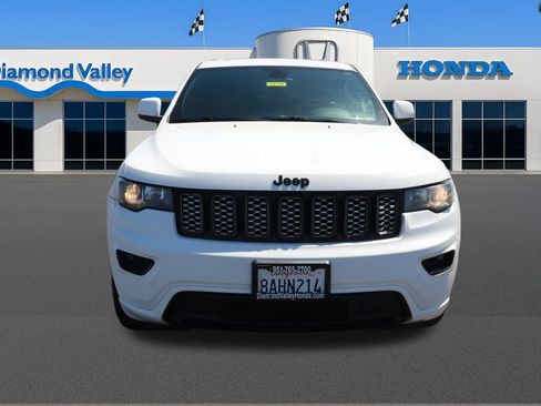 Used 2017 Jeep Grand Cherokee Altitude RWD image 2