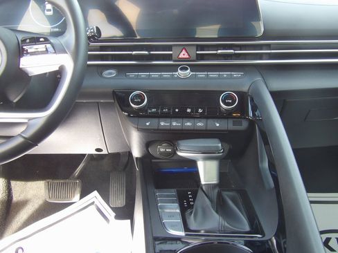 Used 2025 Hyundai Elantra SEL image 18