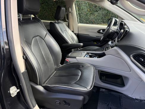 Used 2023 Chrysler Pacifica Limited image 20