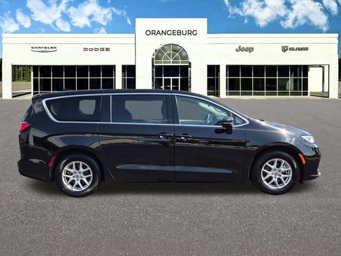 Used 2024 Chrysler Pacifica Touring-L FWD image 10