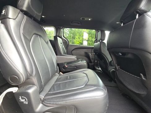 Used 2022 Chrysler Pacifica Touring-L w/ S Appearance Package FWD image 14