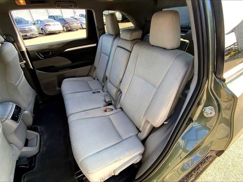 Used 2019 Toyota Highlander LE FWD image 19