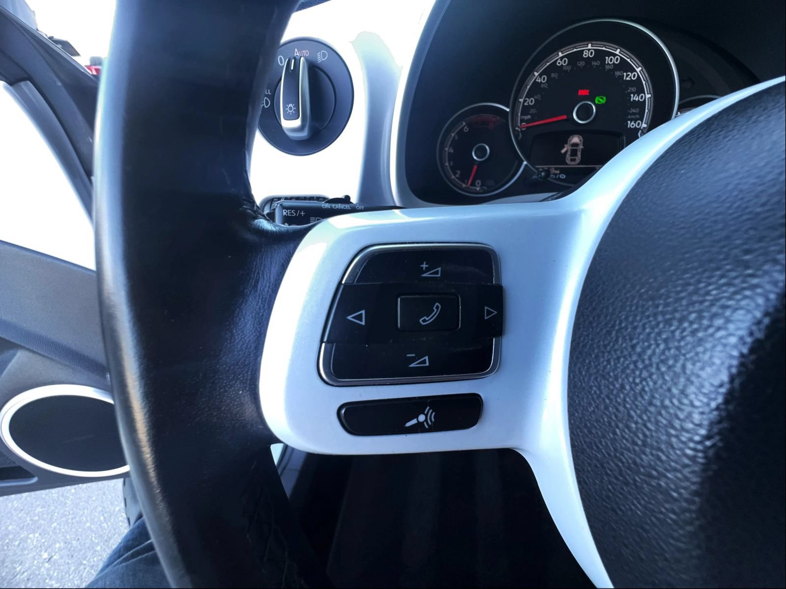 Used 2018 Volkswagen Beetle 2.0T SE w/ SE Premium Package FWD image 19