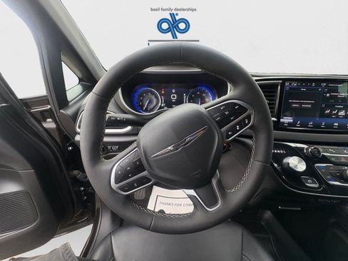 Used 2025 Chrysler Pacifica Select FWD image 13