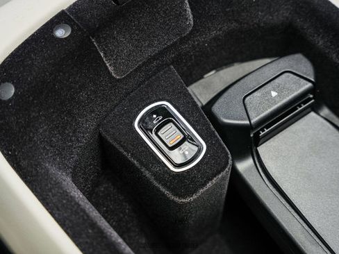 Used 2019 Rolls-Royce Dawn RWD image 56